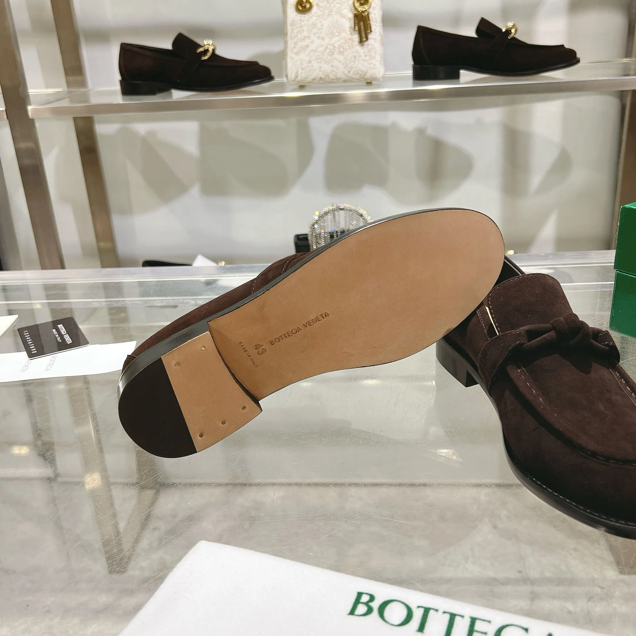 [BV] Top P: 820💰 Couple size: female 35-39 (female 40 custom-made) male 39-44 (38.45 non-refundable) Bottega Veneta 2025 counter synchronization style! Small round toe loafers! Imported leather outsole! High-grade cashmere! Solid color Niuli! Original board developed leather buckle